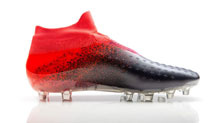 La première chaussure de foot faite d'une seule pièce thermoplastique