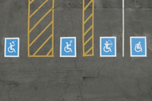 La signalétique inclusive de Décathlon sur ses places de parking