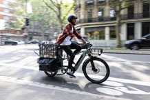 Le vélo cargo longtail R500 Elec de Decathlon fait son entrée à 2700 €