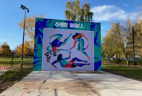 Une balle, un mur : le sport, l’art et l’inclusion  <br/> au cœur de DECATHLON Campus