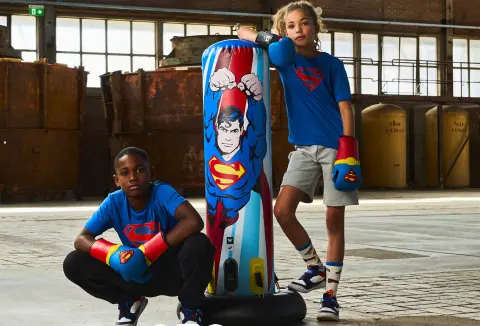 À NOËL, DECATHLON INVITE LES ENFANTS À RESTER EN MOUVEMENT AVEC SA COLLECTION INSPIRÉE DE SUPERMAN